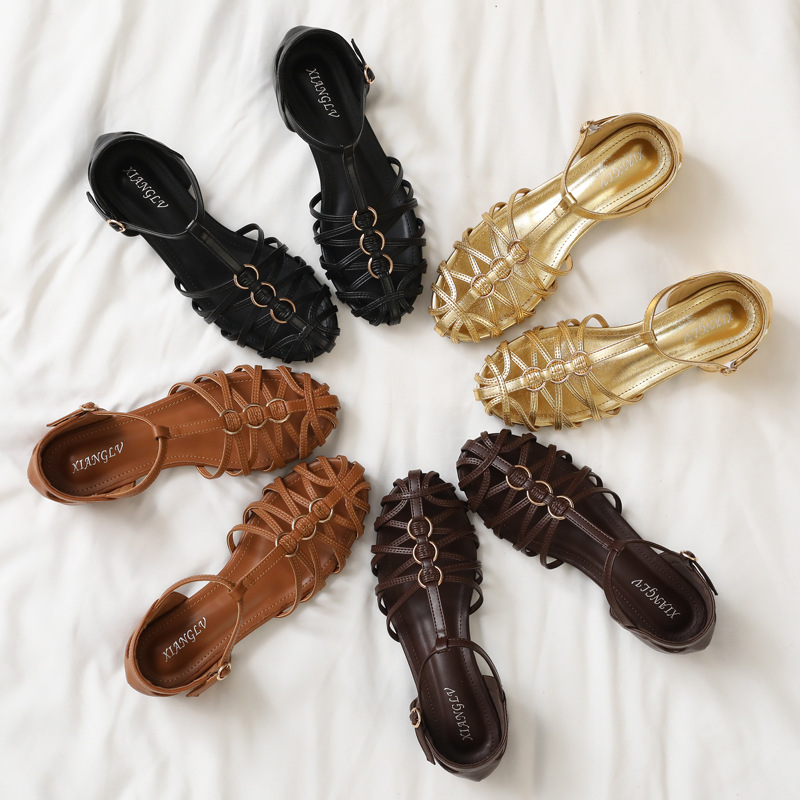 Gewebte römische Sandalen mit Blockabsatz, glänzender, spitzer Zehenpartie, einzelnem Schnallenriemen und hohlem Design – modische Damenschuhe_voghion.com