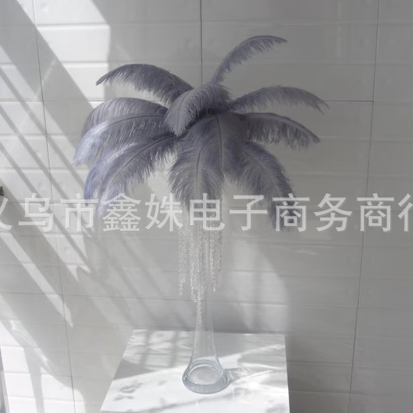 银色鸵鸟羽毛，用于婚礼中心装饰、餐桌中心装饰