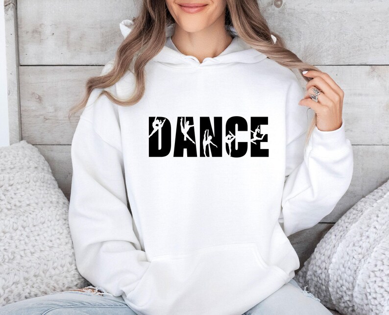 Novo moletom feminino com capuz, estampa de letras e tema de dança, ideal para o outono/inverno. Modelo moderno e estiloso._voghion.com