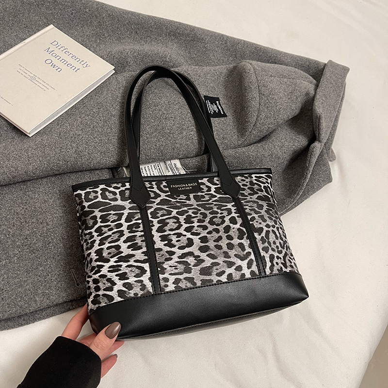 Bolsa de leopardo retro esmaltada para mujeres 2024 nueva moda bolso de hombro de brazo otoño y invierno gran capacidad bolso de viaje