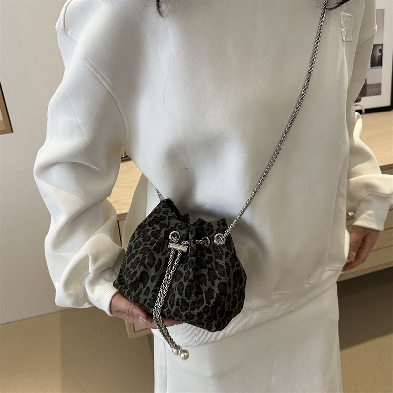 Bolso de leopardo rojo en línea para mujeres 2024 nuevo popular nicho de diseño de cadena bolso de cinturón mini bolso de cubo de cuerda