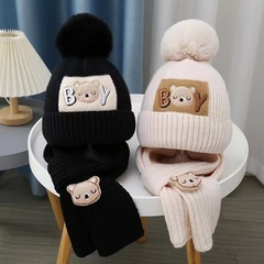 秋冬の子供の帽子の男の子の熊の毛糸の帽子の女の子のニットと綿の保温の赤ちゃんの帽子のマフラーの2つのセット