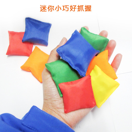 Sandbag throwing toy for children, 5cm flat sandbag, handmade, small size, colorful small sandbag for primary school students.