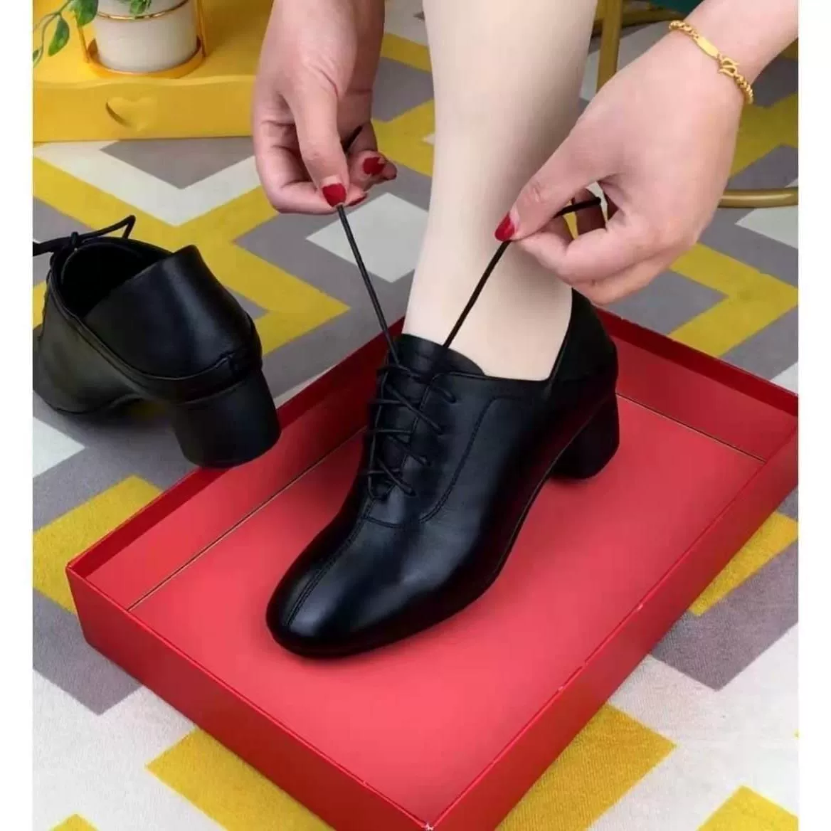 Женские туфли на среднем каблуке 2025 весна-осень шнуровка простые мягкая подошва для женщин среднего возраста на толстом каблуке