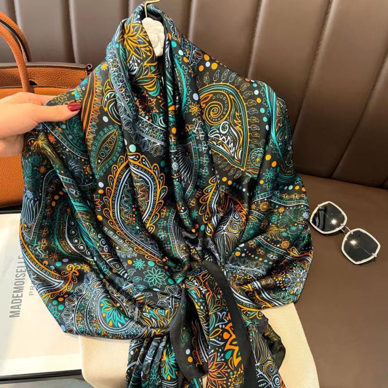 Nuevas letras europeas impresas en piedras preciosas amarillas imitación de seda seda brocado al aire libre con una toalla de playa bufandas de seda para mujeres