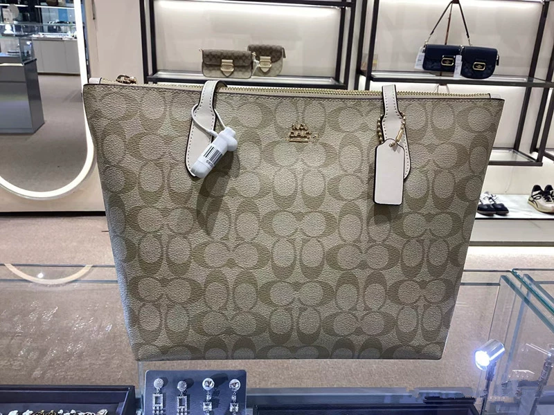 Capacious classic one-shoulder bag with zipper, 2024 years