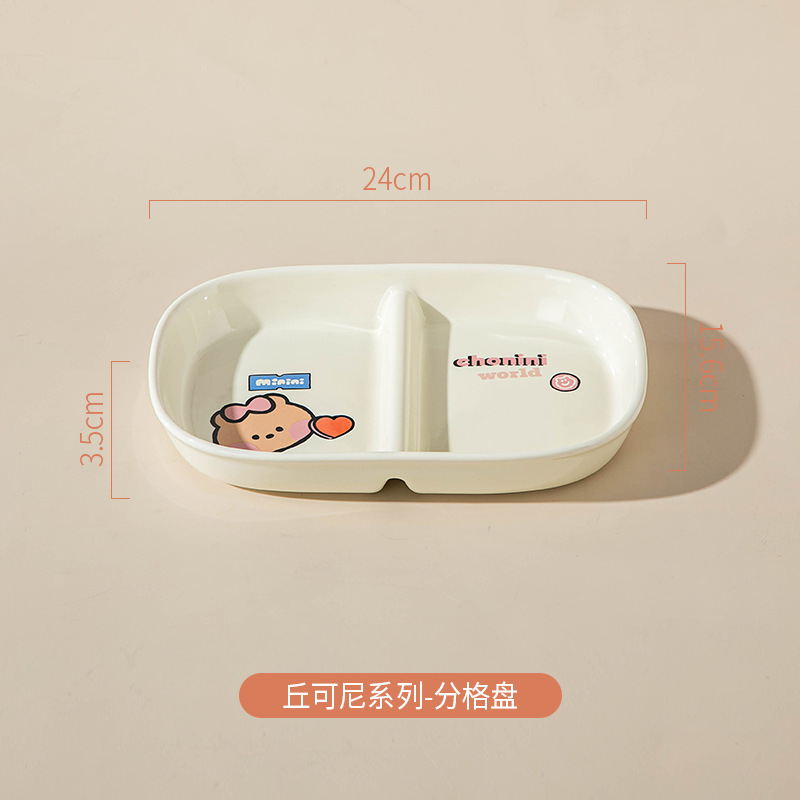 ブラウン熊はハンドル付きの陶磁器焙煎チーズグラタンを持っています。|undefined