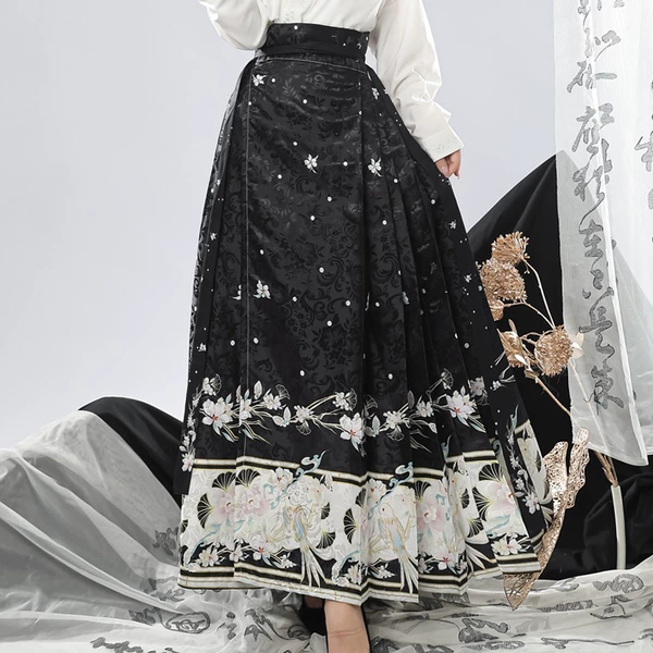 Black horse noodle skirt