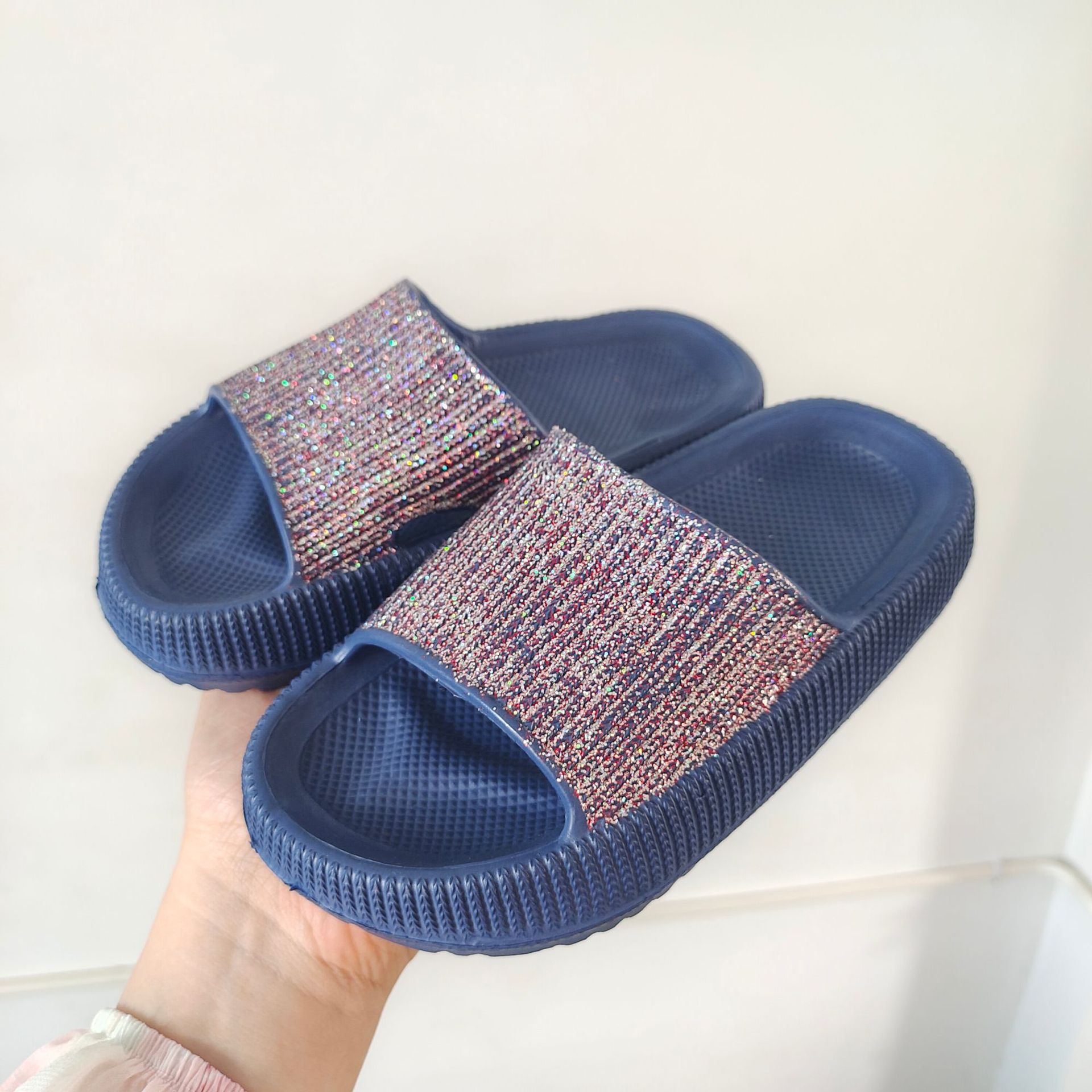 진한 파란색 블링 슬리퍼