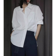 春の新作の白いシャツの女性の中には冷たい系の高級感があります。