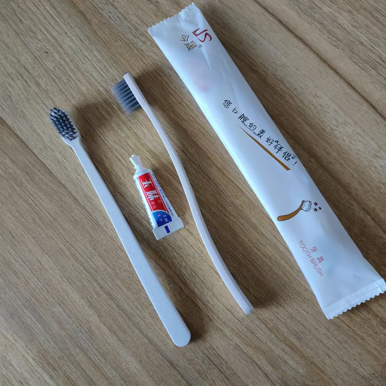 Hotel cepillo de dientes de cabeza ancha con pasta de dientes para huéspedes domésticos desechables para huéspedes dientes de pelo suave para artículos de higiene de hotel