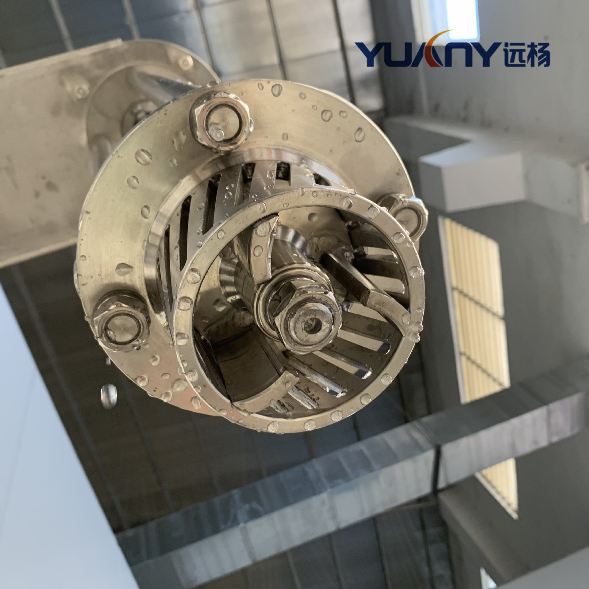 �������������豸�߼��з�ɢ���ʻ�ʵ������Զ���е