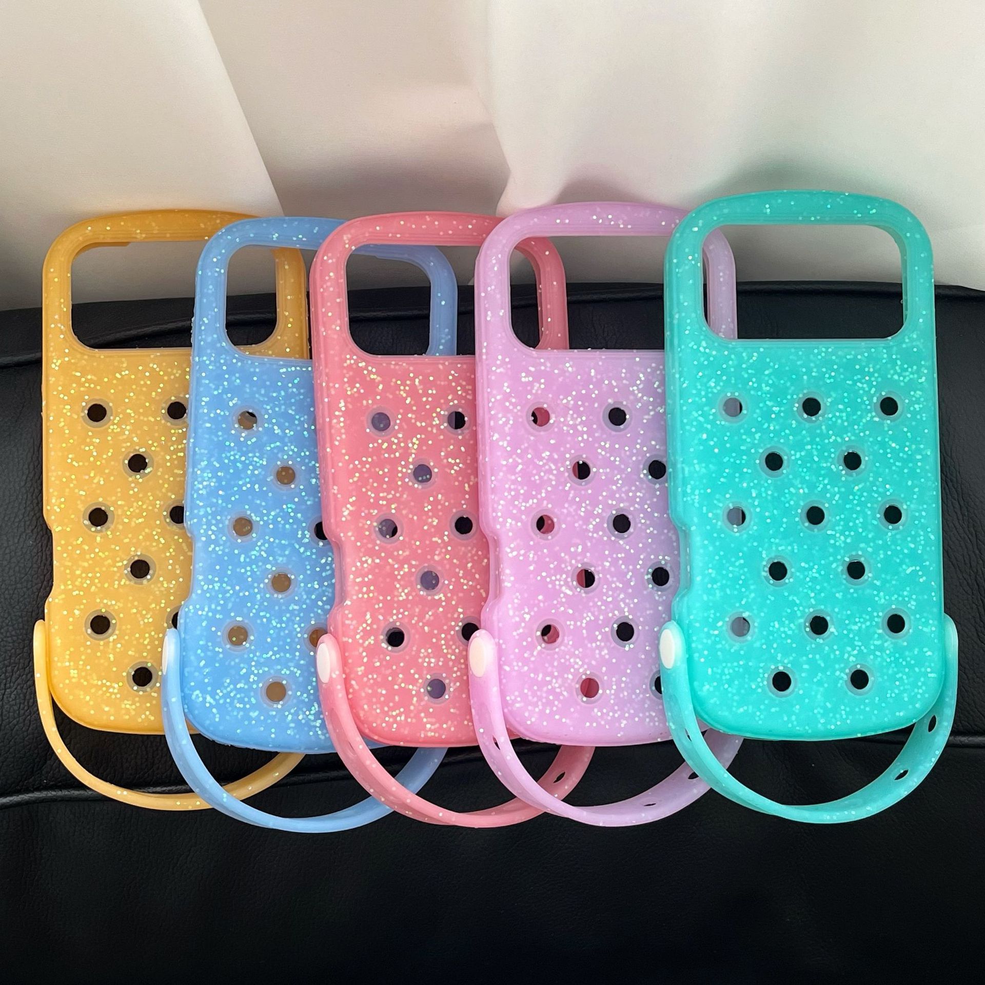 Aplicable para iPhone17ProMax zapatillas agujero agujero estuche de teléfono celular disipación de calor silicona protector a prueba de caídas Apple 17Pro