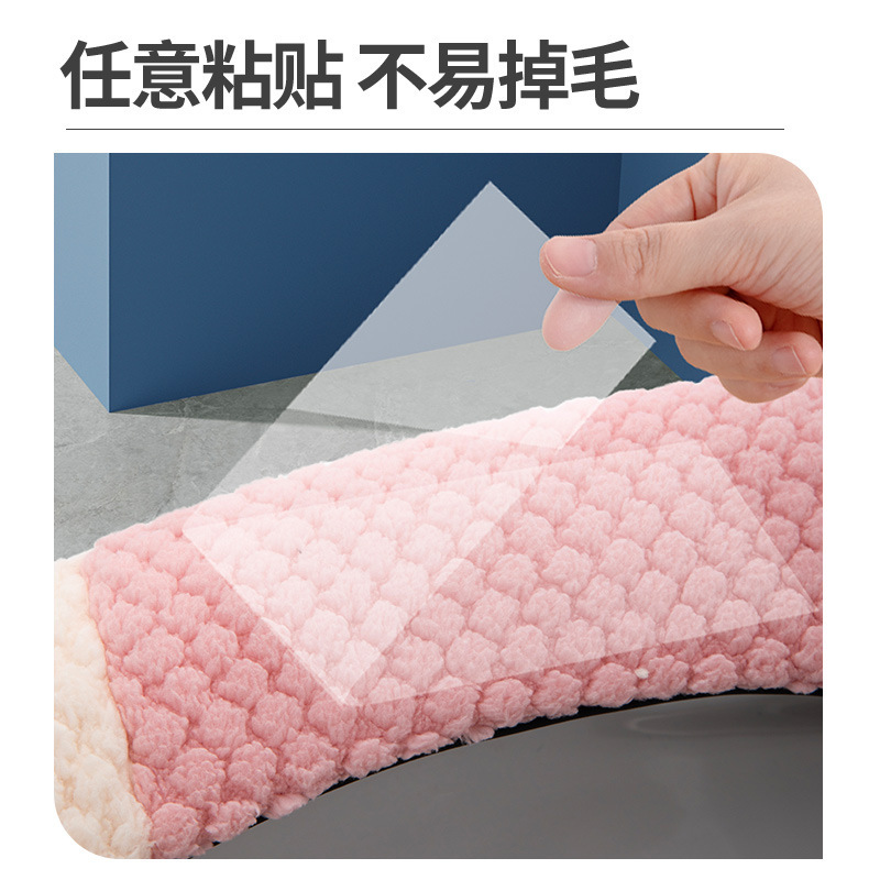 ダイコンのウサギは猫をよけて色にぶつかって手の便器を持ちます。|undefined