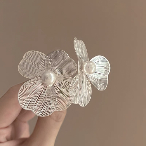 Water Mist Garden ~ Exquisite French-Style Metal Butterfly Flower Earrings, Light Luxury High-End Unique Design, Elegant and Simple Personality