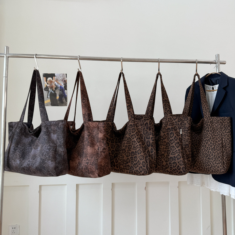 Large-Capacity Leopard Print Fashion Shoulder Bag for Women, New Simple and Personalized Tote Bag, Shopping Bag, Versatile Travel Bag Large-Capacity Leopard Print Fashion Shoulder Bag for Women, New Simple and Personalized Tote Bag, Shopping Bag, Versatile Travel Bag