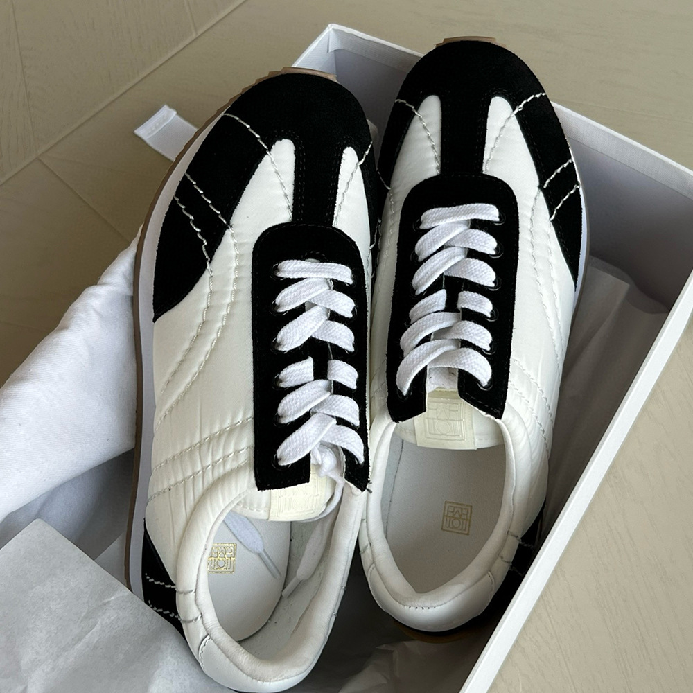 Two-color shoelaces