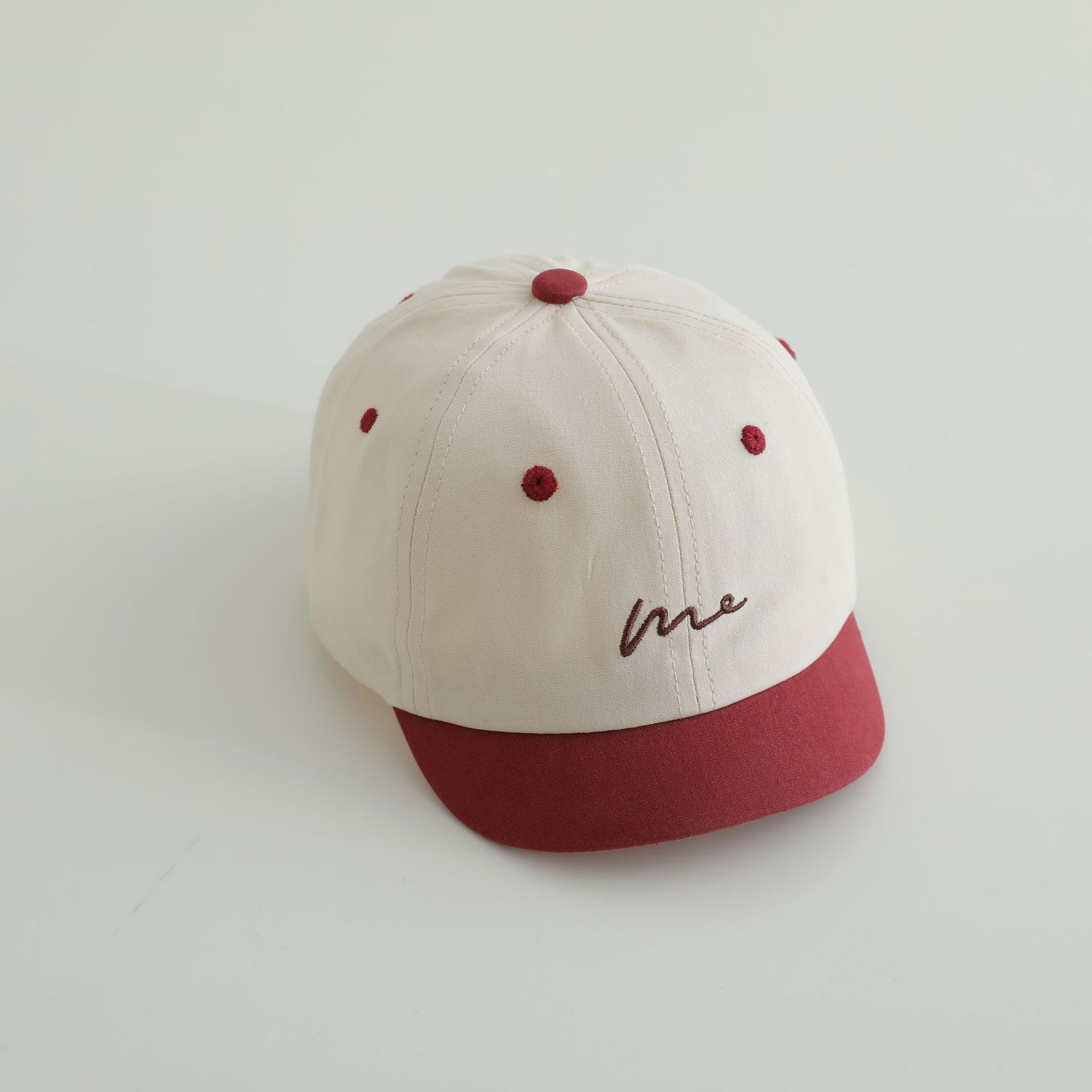 Niños coreanos líneas simples bordadas gorra de lengua primavera y otoño bebés masculinos y femeninos corto borde corto viaje sombrero de béisbol sombrero de sombra