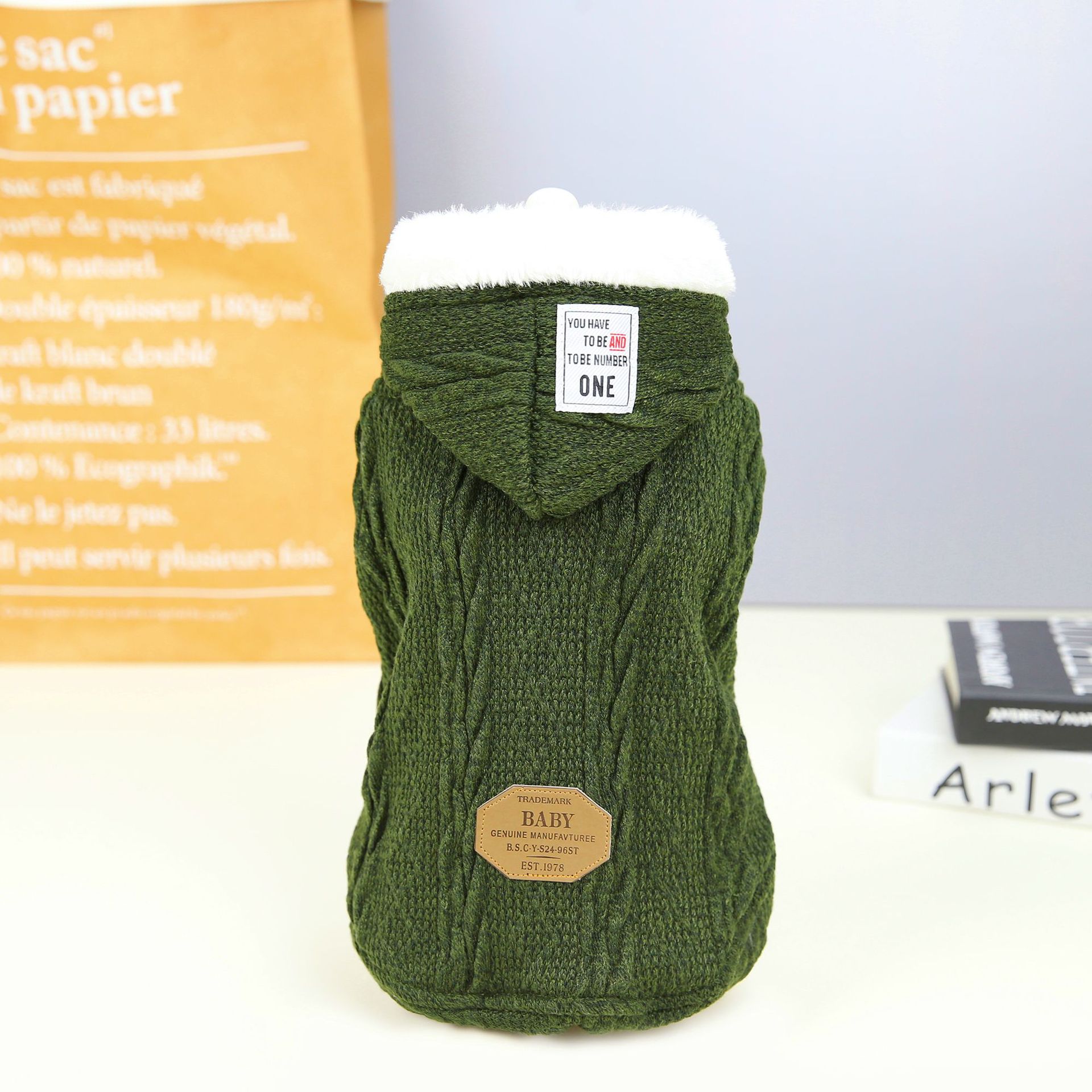 Ropa para mascotas ropa para perros ropa para mascotas Otoño e Invierno peluche perro pequeño de lana de tres colores de dos patas de algodón acolchado ropa al por mayor