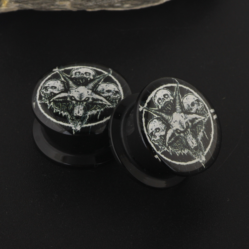 16G labret stud size and finish detail