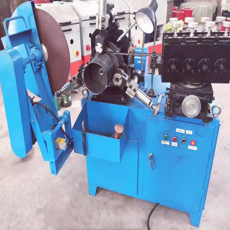 Машина для профилирования предварительно напряженных спиральных труб, машина для производства металлических гофрированных труб