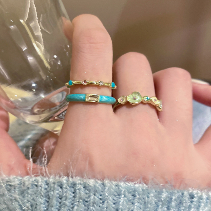 Bague plaquée or véritable, ornée d'une goutte d'huile et d'un zircon en forme de fleur, à niche ouverte pour l'index. Un style raffiné et élégant._voghion.com