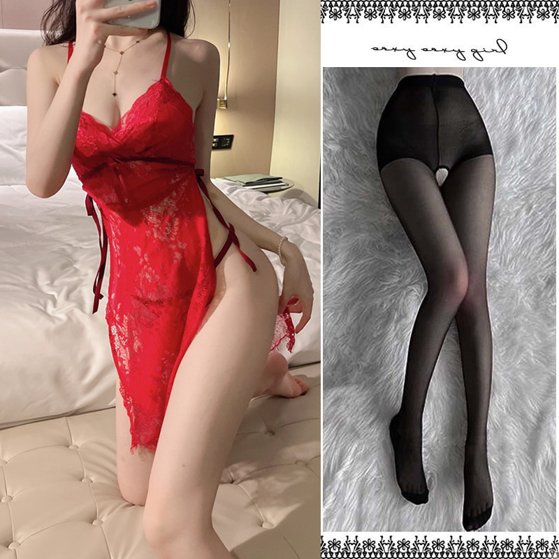빨간색 잠옷 + 끈 팬티 + 검정색 오픈 양말