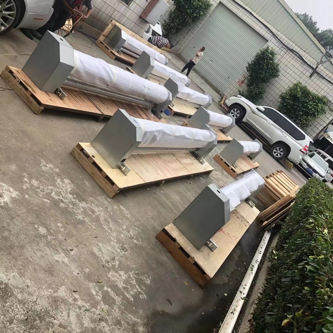 常峰冷库高速门配有无负重软底边设计，保证彻底安全，高速，轻巧
