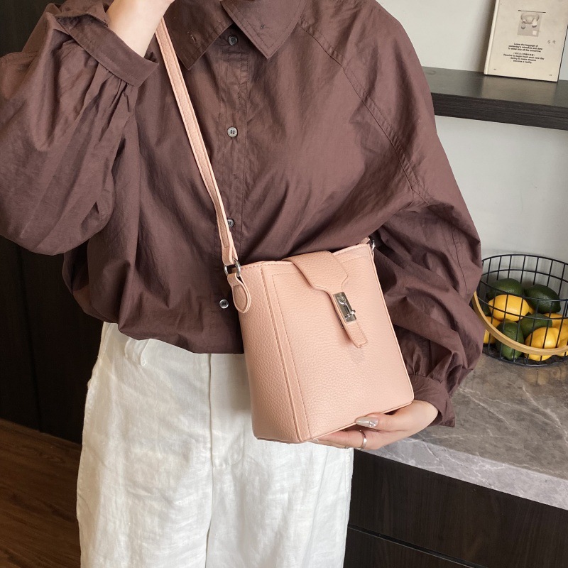 Bolso de moda coreano 2025 primavera y verano nuevo bolso femenino casual con patrón de lichi bolso de hombro en vivo mismo bolso de mensajero