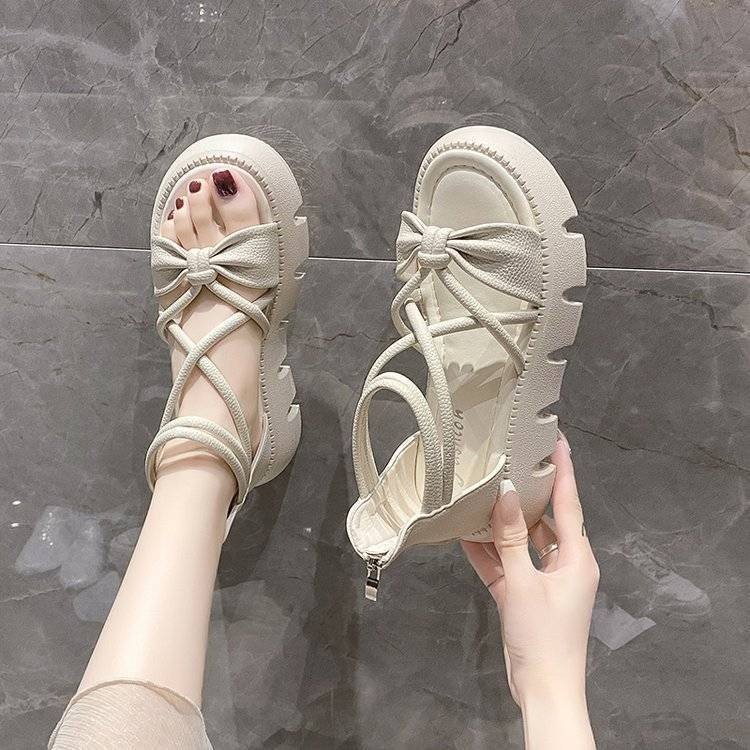 Sandalias romanas para mujer 2024 ropa exterior de verano, estilo fragante suave con falda, sandalias de plataforma de bizcocho de aumento de hombre pequeño