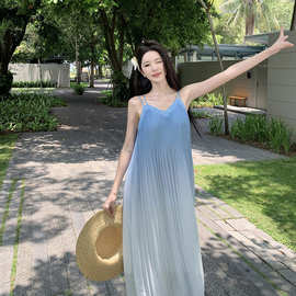 海边度假风渐变吊带连衣裙女2026夏季新款无袖沙滩裙褶皱大摆裙