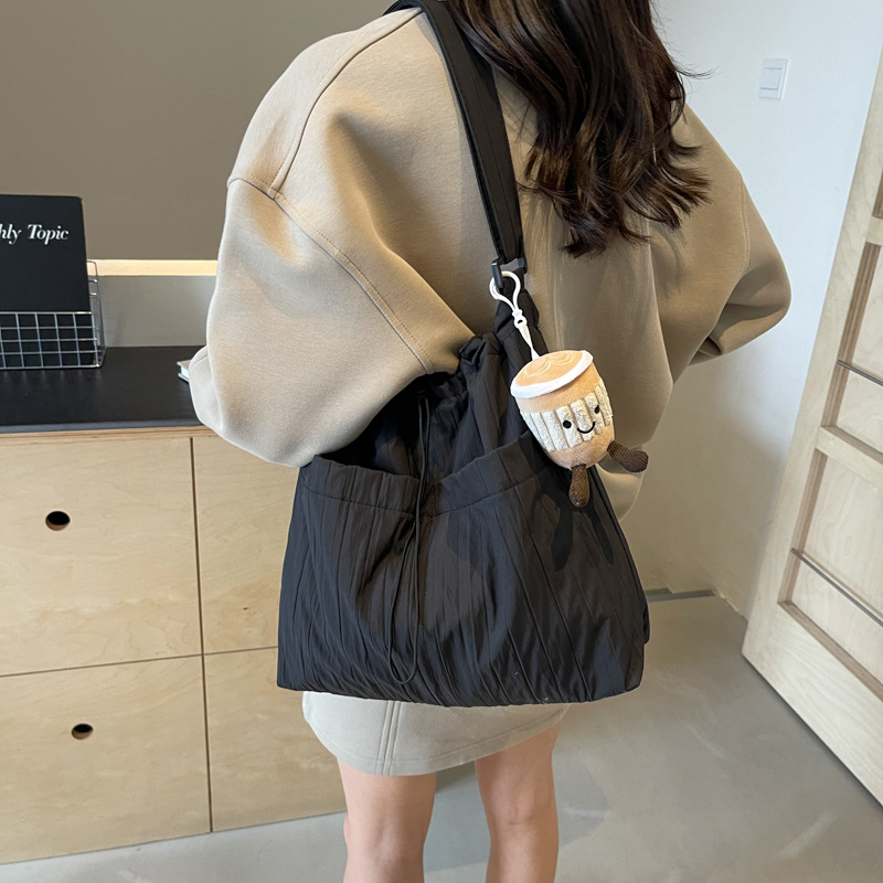 Bolso de cubo de viento perezoso plisado coreano para mujer 2025 nuevo bolso de hombro de viajero de todo fósforo bolso de mensajero de moda casual
