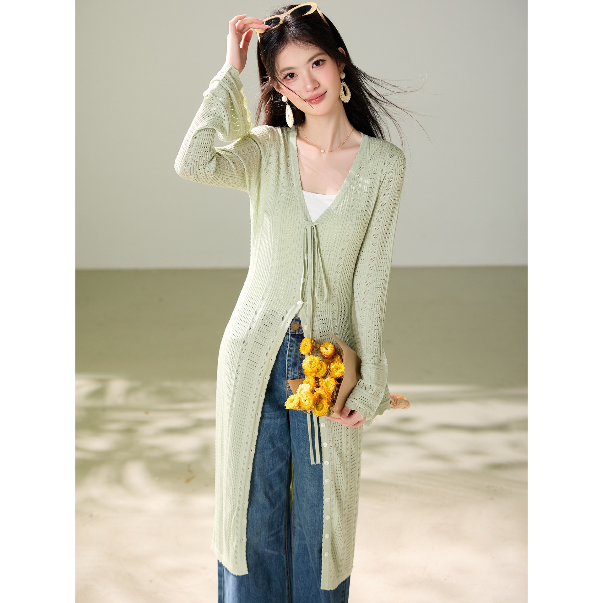 French-style Xu Ruohan's tie-front openwork knit cardigan, a versatile, sun-protective, breathable cover-up/cape for spring and summer.