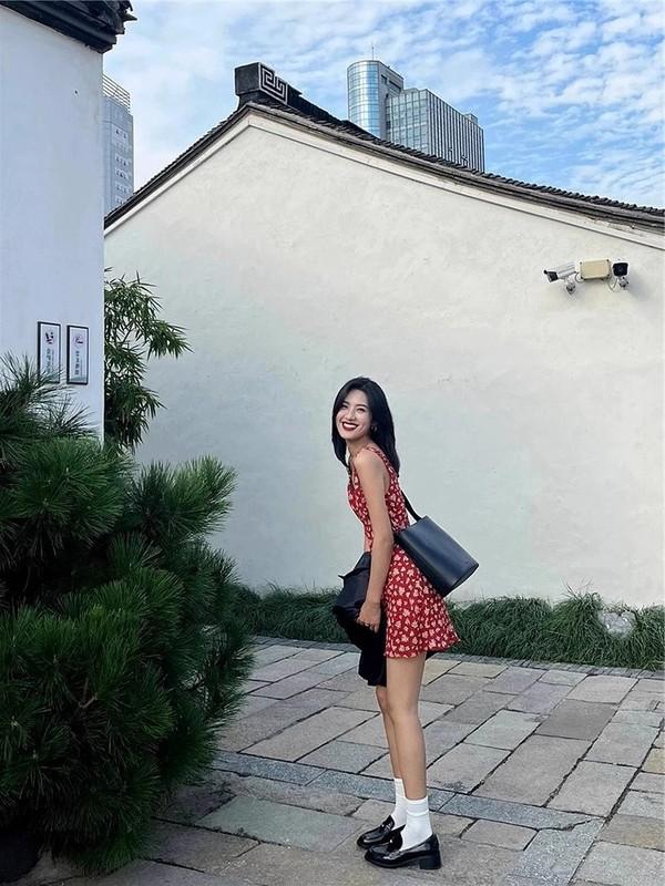 赤いレトロな花のストラップのワンピースの女性の夏の新型のお茶は純粋な欲のフランスの気質のvネックの香港風のショートスカートです。|undefined