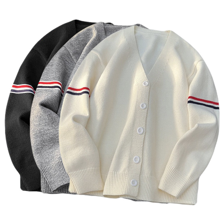 Explosiones transfronterizas de tamaño europeo de gran tamaño V-cuello Cardigan chaqueta camiseta de punto suéter de color masculino rayas de fábrica al por mayor