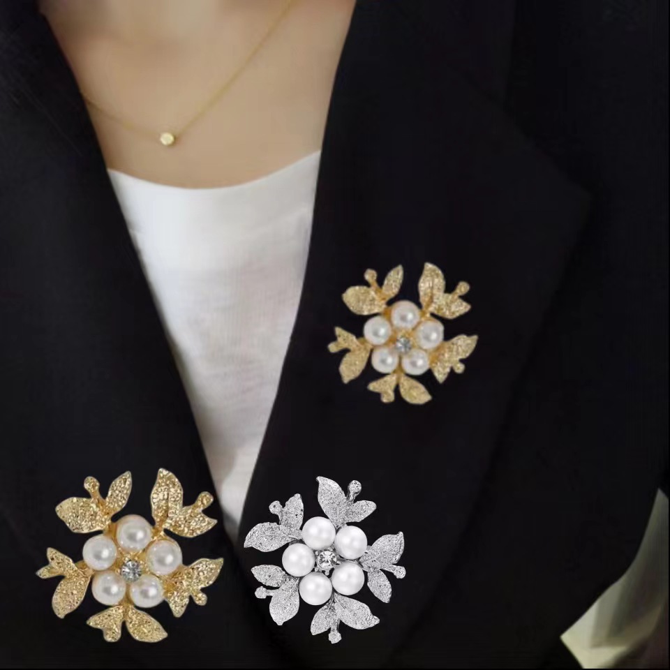 Spilla di perle, gioielli europei americani, accessorio di abbigliamento di alta gamma, spilla floreale impreziosita da diamanti per cappotti e_voghion.com