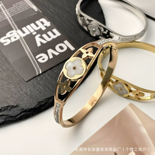 Z104 hollow four -leaf flower rose gold