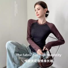 タイダイカラーブロックがおしゃれな、スリムフィットの長袖ラグラン袖トップス。女性用秋冬タイダイ風スウェットシャツ。