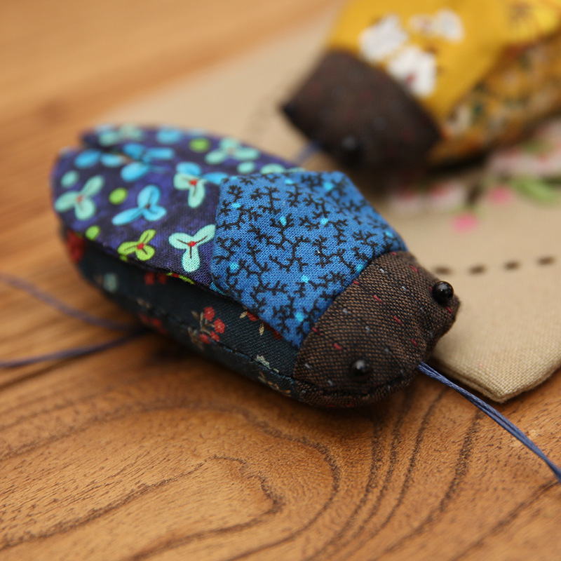 Bordado hecho a mano DIY creativo colgante luxiu cigarra niños adultos patchwork muñeca de regalo de estilo antiguo adornos de cigarra