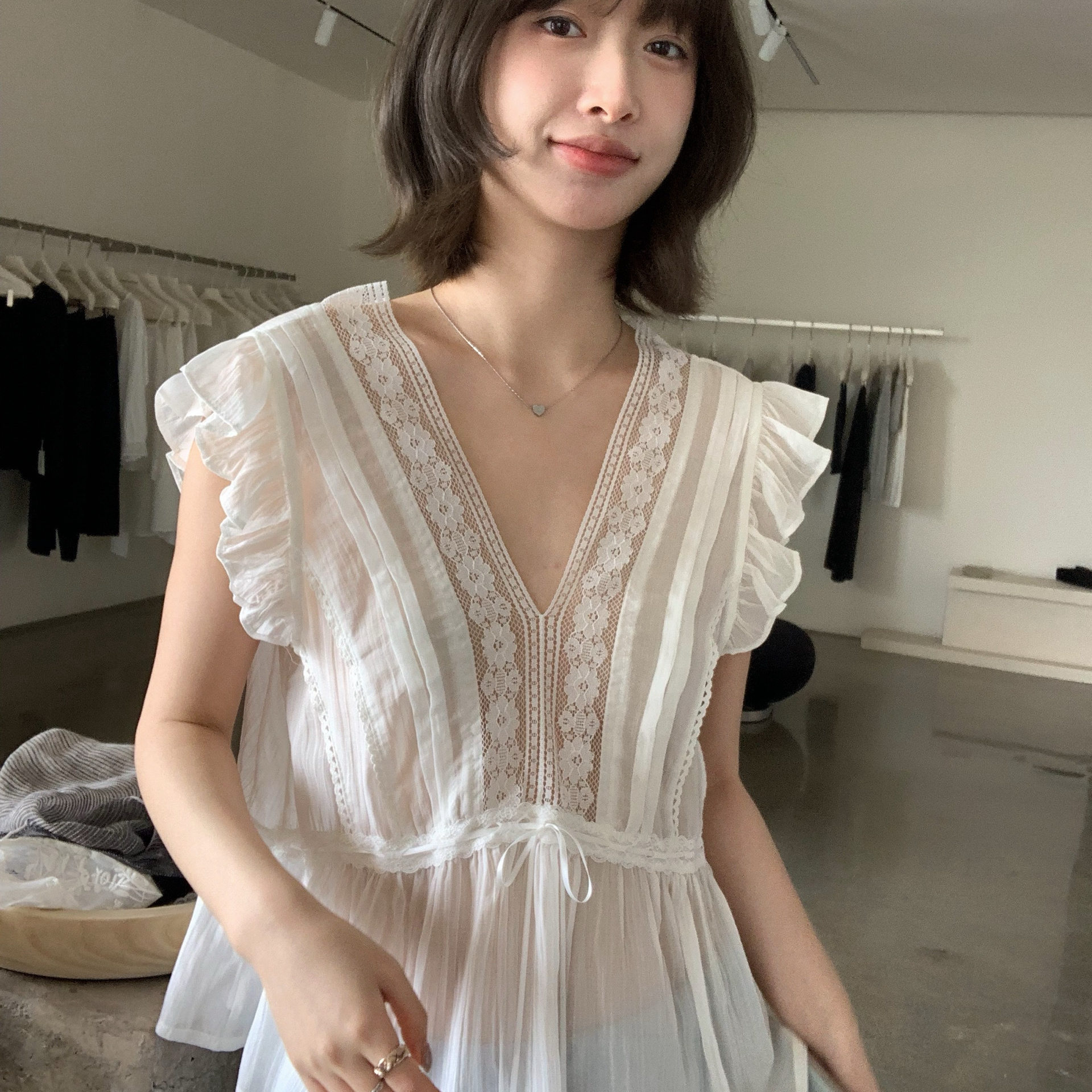 Áo sơ mi nữ cổ V ren hoa xếp tầng thêu hoa tay dài eo thắt dây — Xanh da trờicolor, màu trắng