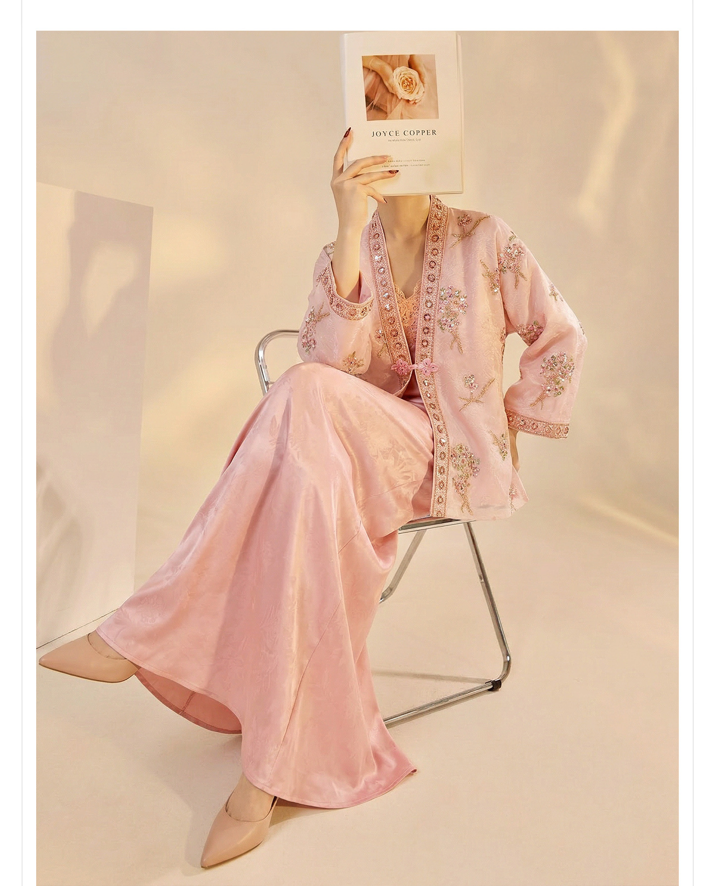 Bộ áo khoác thêu jacquard kết hợp đầm dây lụa phong cách Tân Trung thức — bộ đồ, đầm dây, Áo khoác màu hồng chi tiết 3