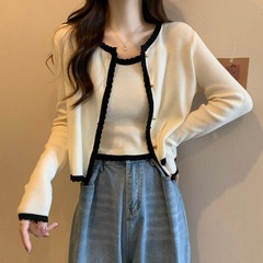2023春のフランス式の小さい香りの風のメリヤスのカーディガンのサスペンダーの2つのセットの婦人服は色の気質のベストの短いセーターにぶつかります。