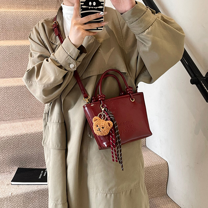 Bolsos de balde casuales retro de mano para mujeres otoño y invierno 2024 nueva moda moda bolso de hombro de alta calidad bolso de nicho de mujer