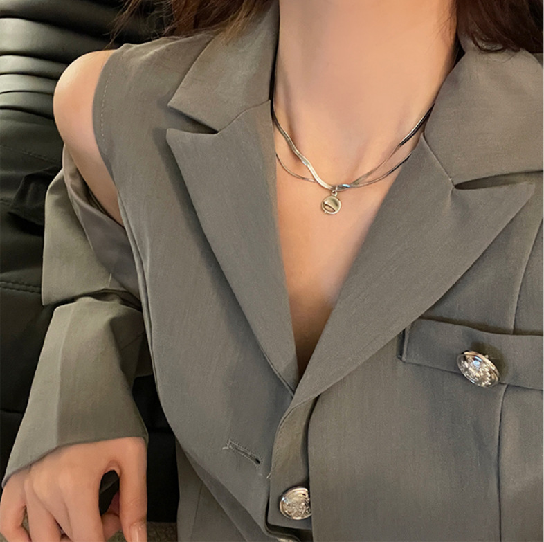 Collana a strati minimalista per donna in stile quiet luxury_voghion.com