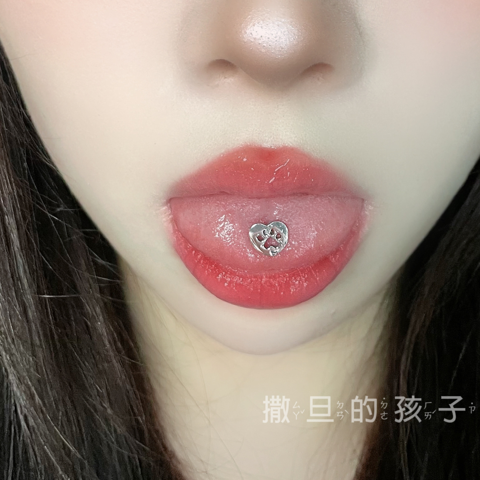 Silver pointed spike labret stud material detail