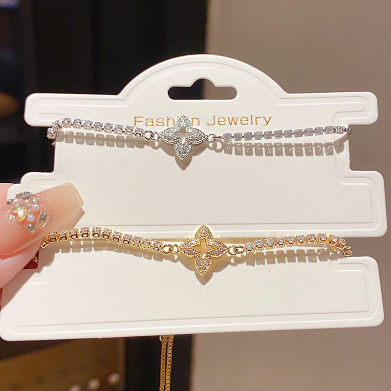 Retro sophisticated bracelet with zircon