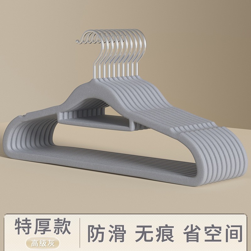 몰려든 회색 옷걸이