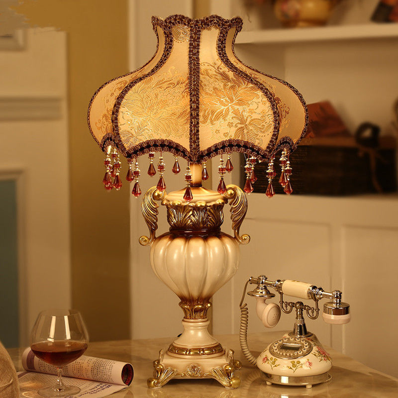 Luxurious European-style desk lamp, creative fabric study room, classical and retro living room, wedding celebration, bedroom bedside lamp