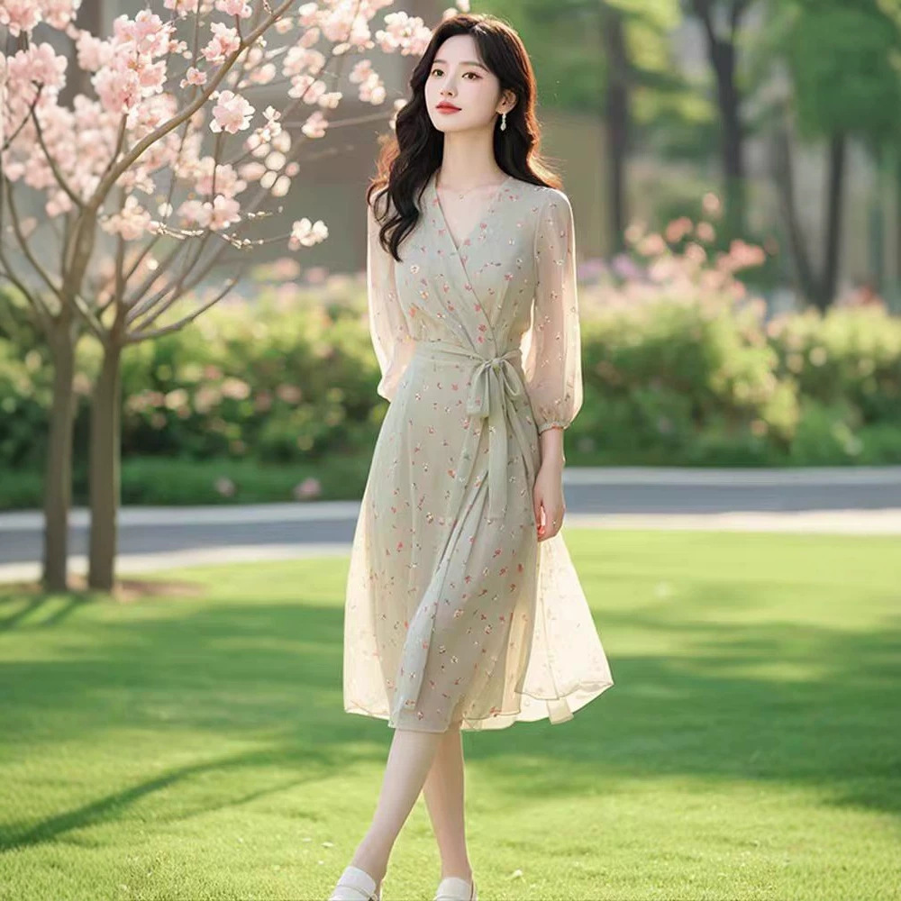 Đầm suông midi cổ chữ V họa tiết hoa xanh nhạt thắt eo — Hoa màu xanh lá cây chi tiết 1