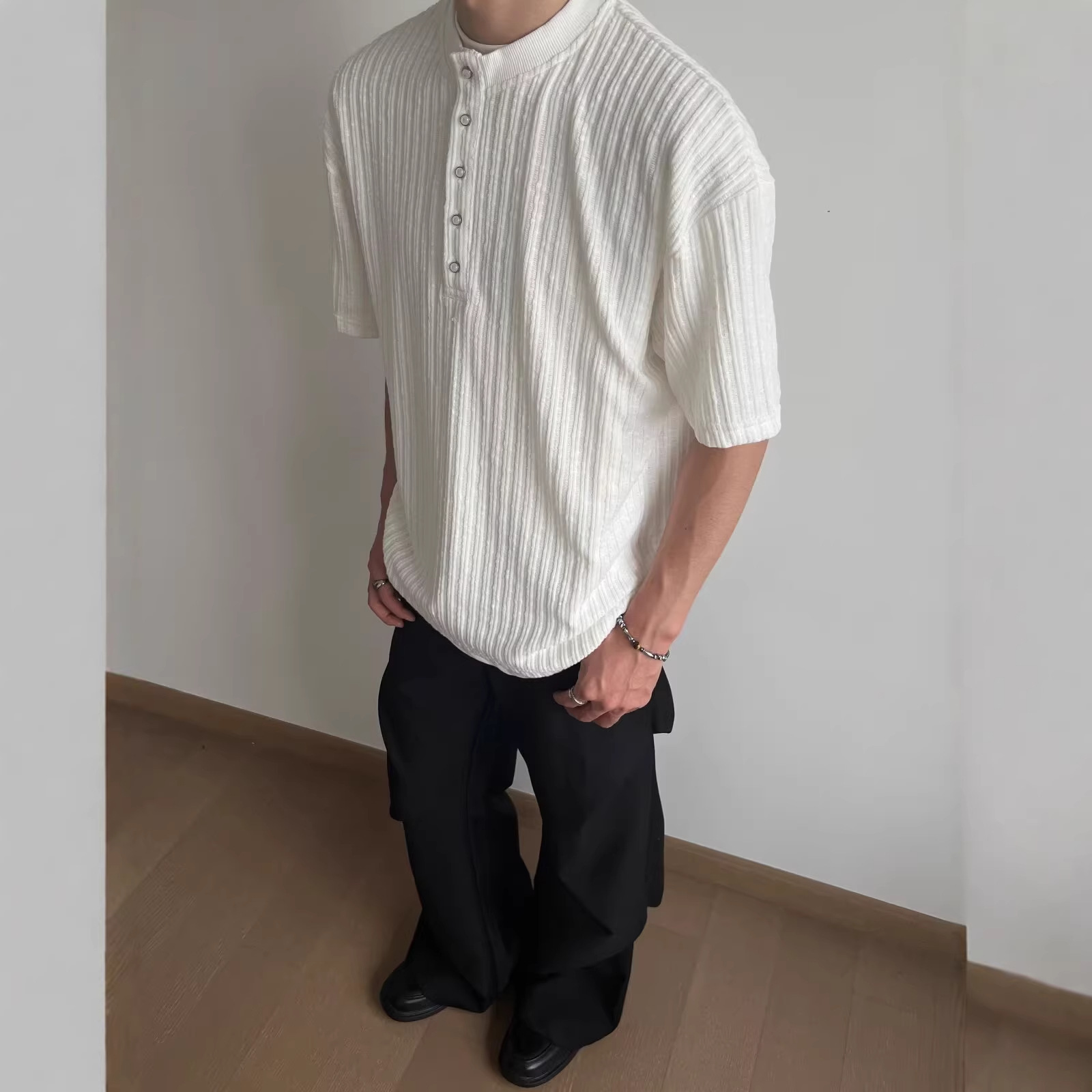Herrenbekleidung, amerikanisches Waffel-Jacquard-Henley-Shirt, lockeres Langarmshirt, plissierte Struktur, halbe Knopfleiste_voghion.com